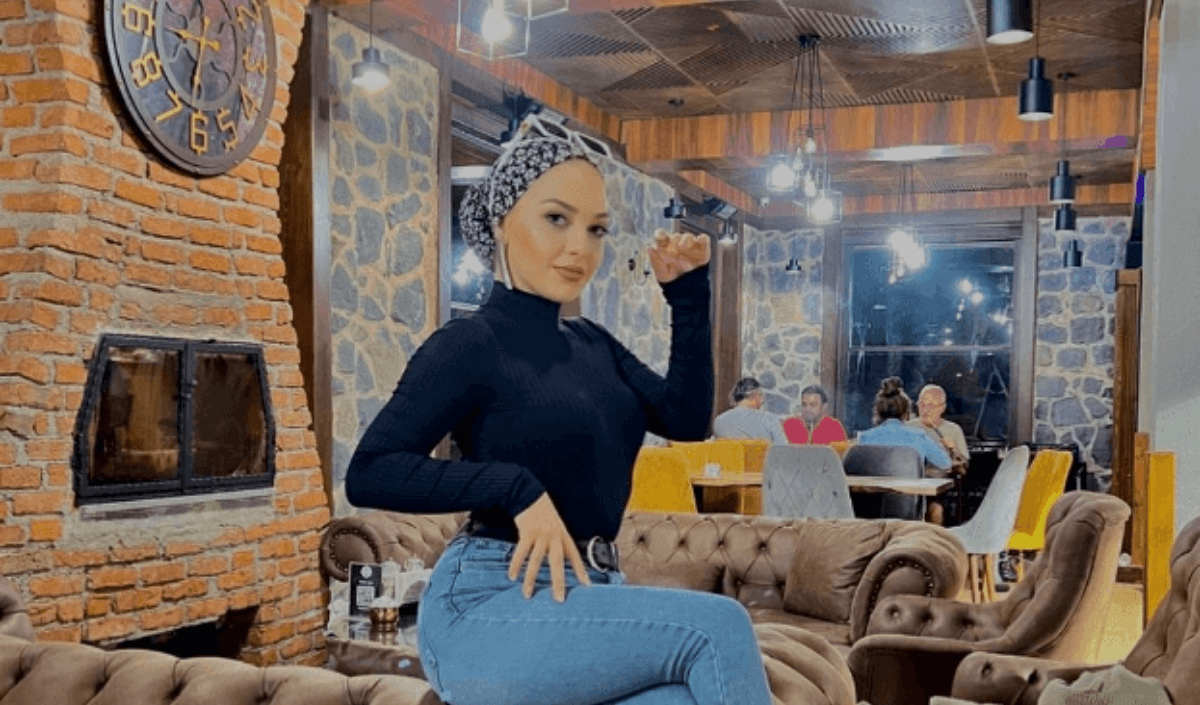 Başörtüsünü çıkaran ünlü fenomen ağlayarak hastalığını açıkladı!