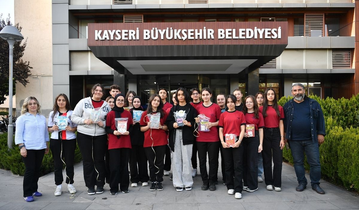 Büyükşehir Belediyesi Önü