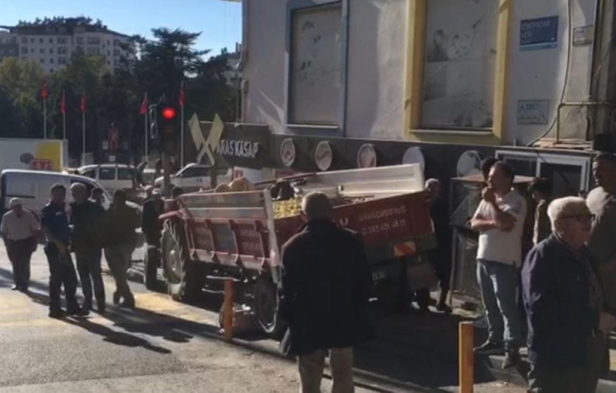 Develi’de Korkunç Kaza! Freni Patlayan Traktör Araçları Biçti Yaralılar Var! 3
