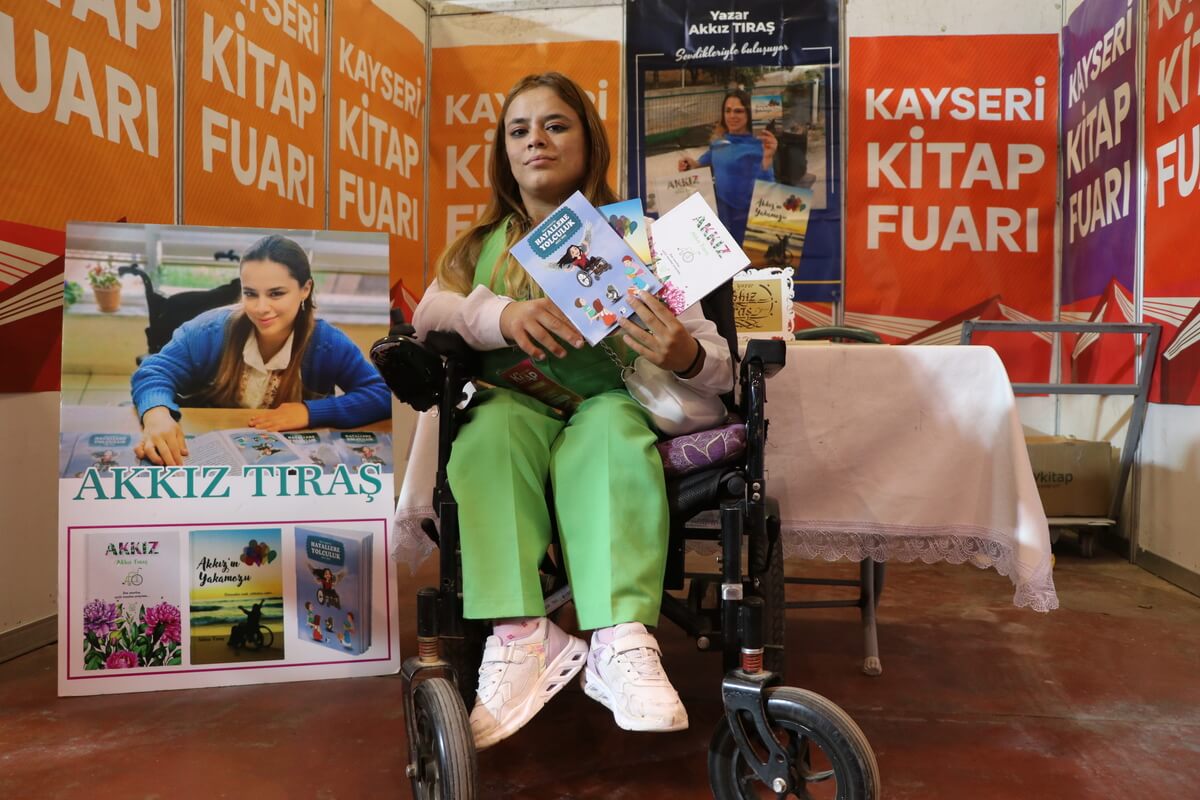 Doğum Sırasında Düşürülünce Felç Kalan Akkız, Yazdığı 3 Kitabıyla Kitap Fuarında (1)