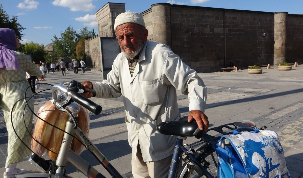 Emeklilik Karşıtı Dede Manşet