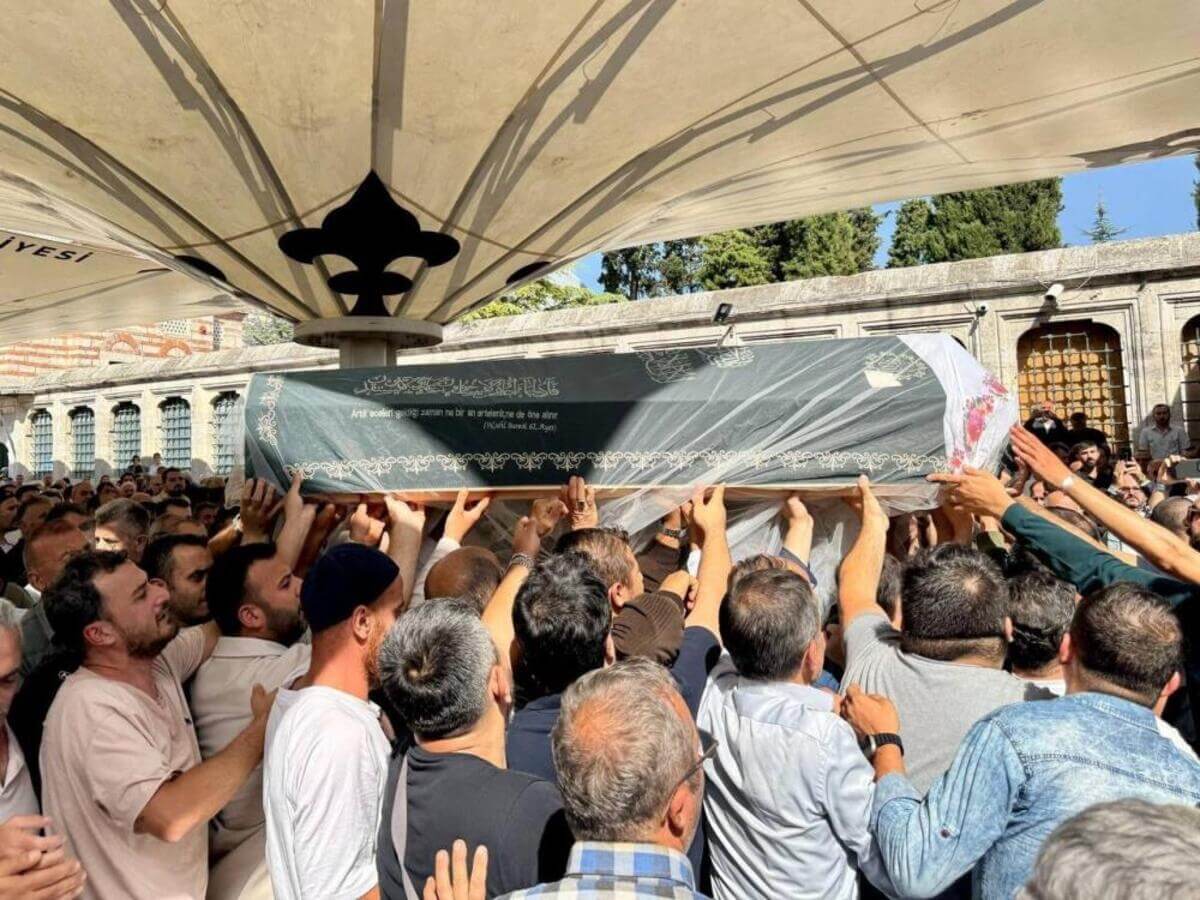 Fatih’te Acımasızca Öldürülen İkbal Uzuner Gözyaşlarıyla Son Yolculuğuna Uğurlandı (1)