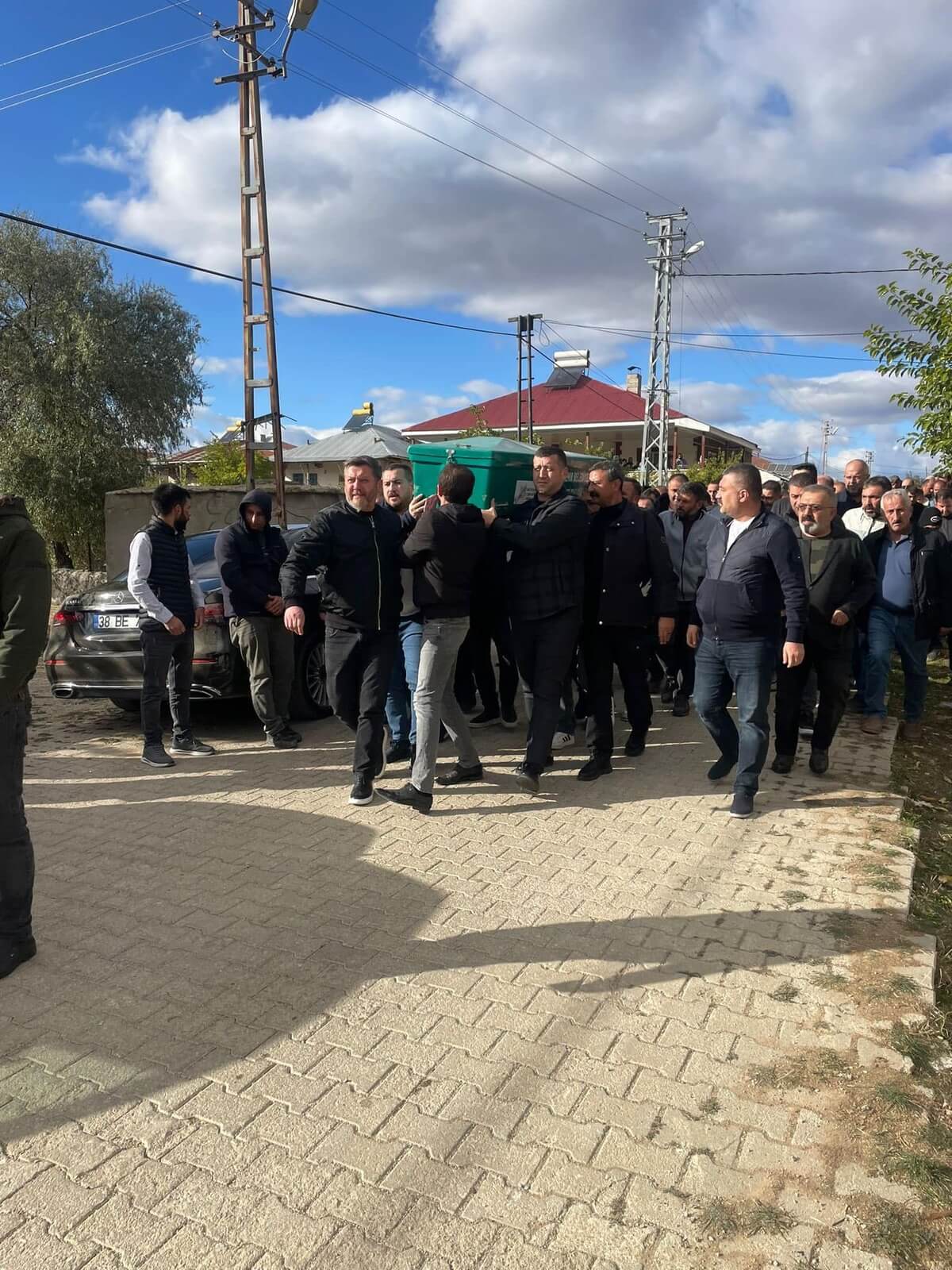 Feci Kazada Hayatını Kaybeden Iş Adamı Ayberk Delen Gözyaşları Içinde Adana’da Toprağa Verildi! (1) 2