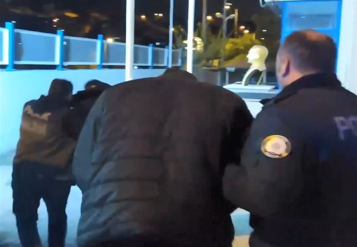 Hürmetçi Sazlığı’nda Korku Dolu Anlar Atla Yolunu Kesip, Araca Saldırdılar! 1