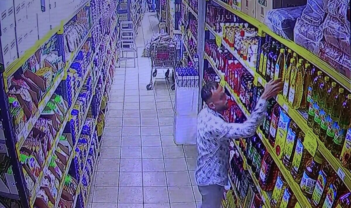 Kaşla Göz Arasında Ayçiçek Yağını Pantolonun Içine Koyarak Böyle Çaldı!, (1)