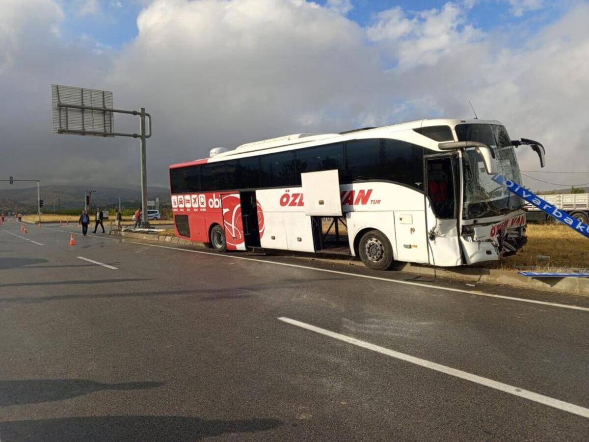 Kayseri Yolunda Yolcu Otobüsü İle Traktör Çarpıştı! 1 Ölü 1 Yaralı (1)-1