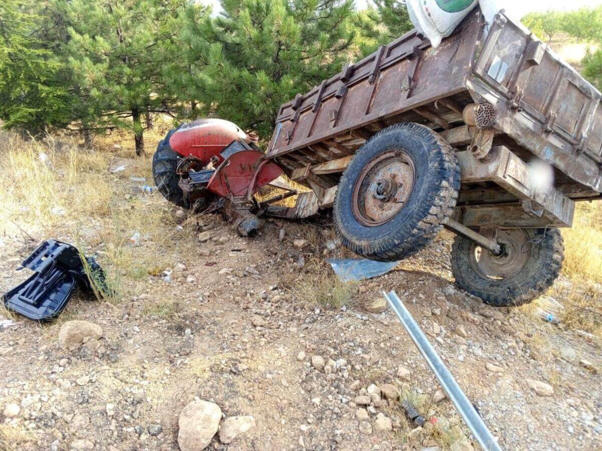 Kayseri Yolunda Yolcu Otobüsü İle Traktör Çarpıştı! 1 Ölü 1 Yaralı (2)-1