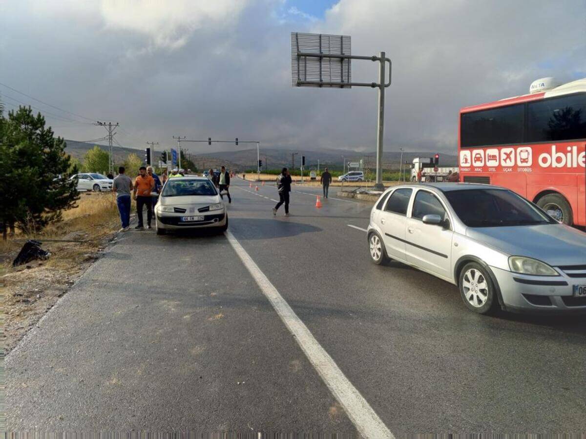 Kayseri Yolunda Yolcu Otobüsü İle Traktör Çarpıştı! 1 Ölü 1 Yaralı (3)-1