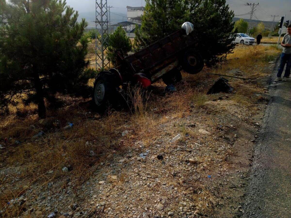 Kayseri Yolunda Yolcu Otobüsü İle Traktör Çarpıştı! 1 Ölü 1 Yaralı (4)-1