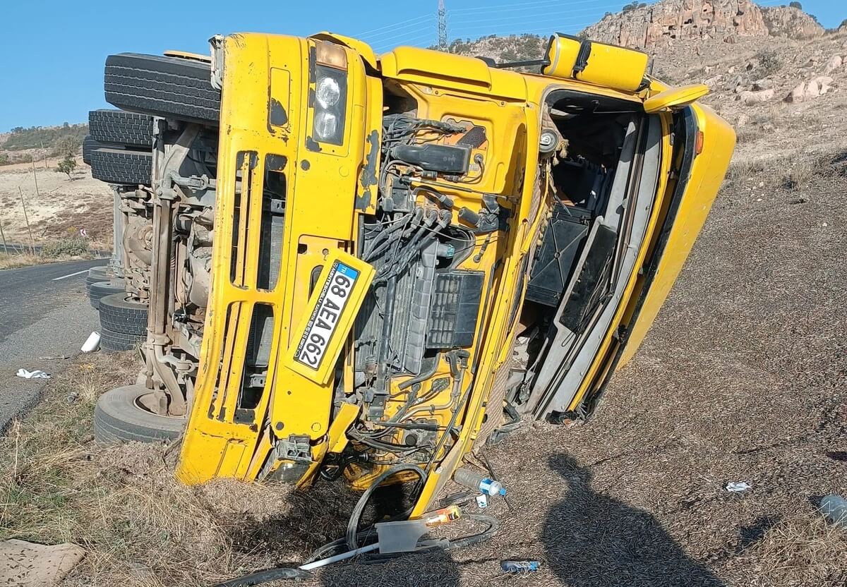 Kayseri’de Ay Çekirdeği Yüklü Tır Devrildi 1 Yaralı (2)