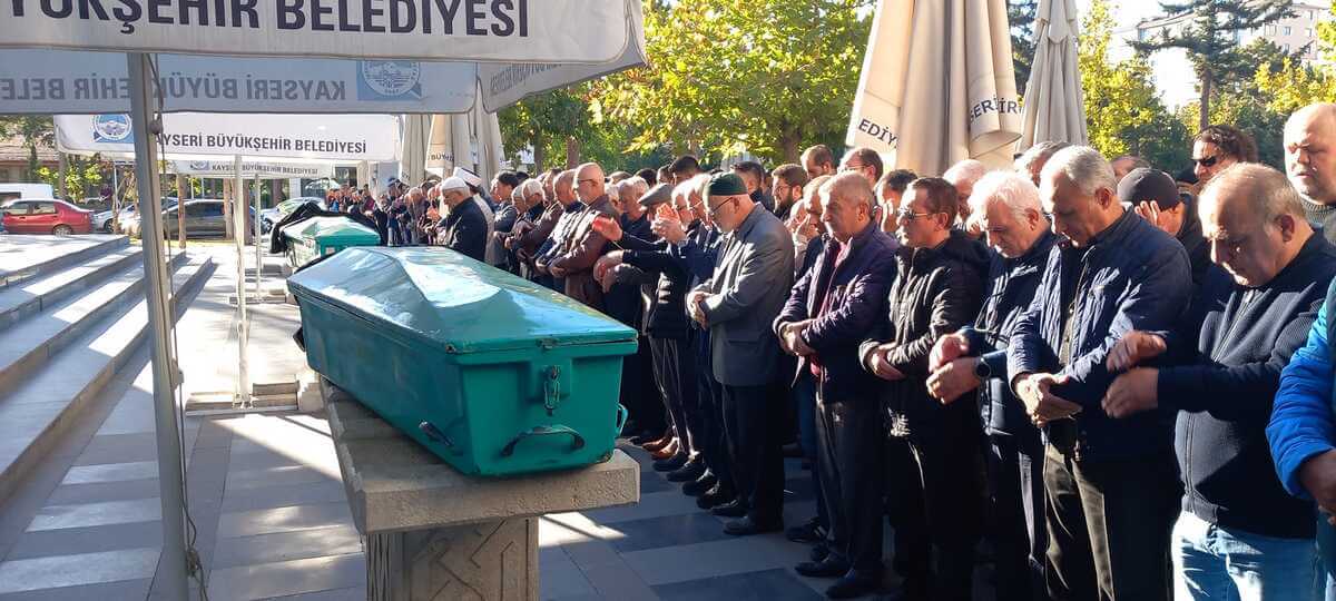 Kayseri’de Eğitimci Yazar Kadir Özdamarlar Gözyaşları Içinde Son Yolculuğuna Uğurlandı! (2)