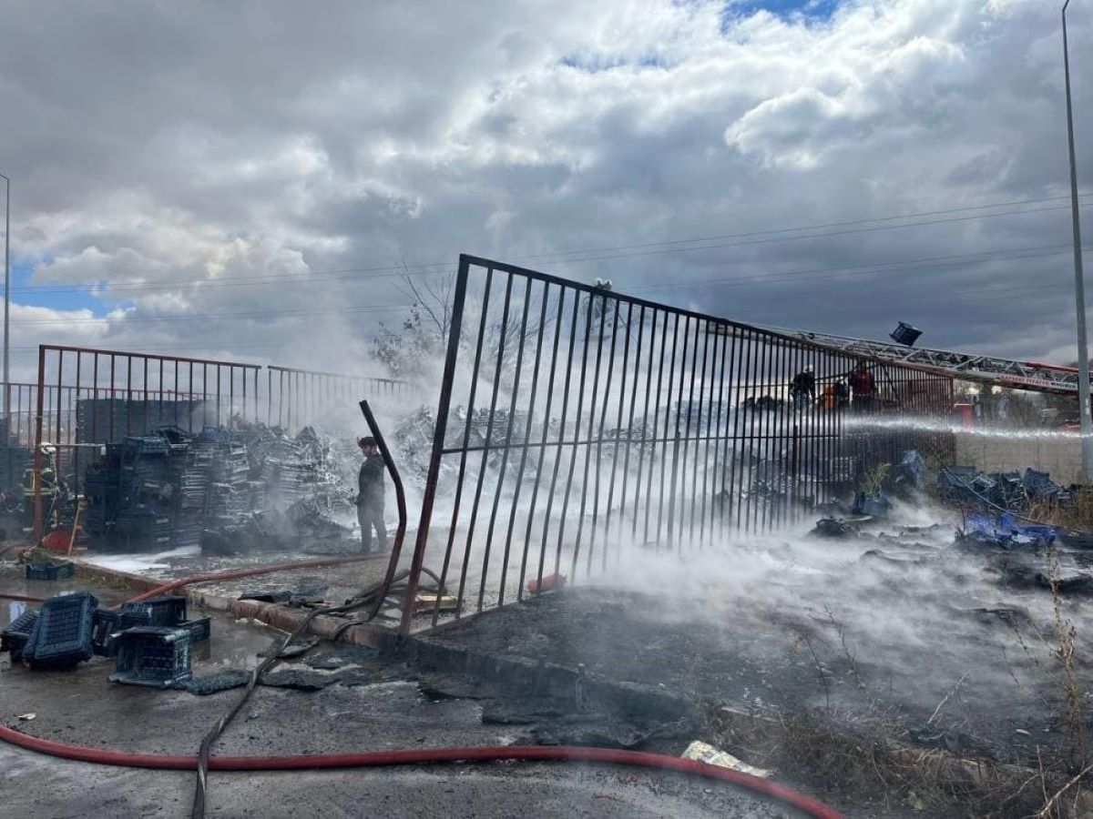 Kayseri’de Faciadan Dönüldü Hal Kompleksinde Yangın 3
