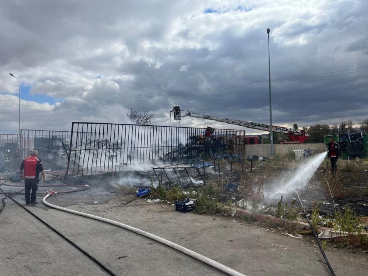 Kayseri’de Faciadan Dönüldü Hal Kompleksinde Yangın 4