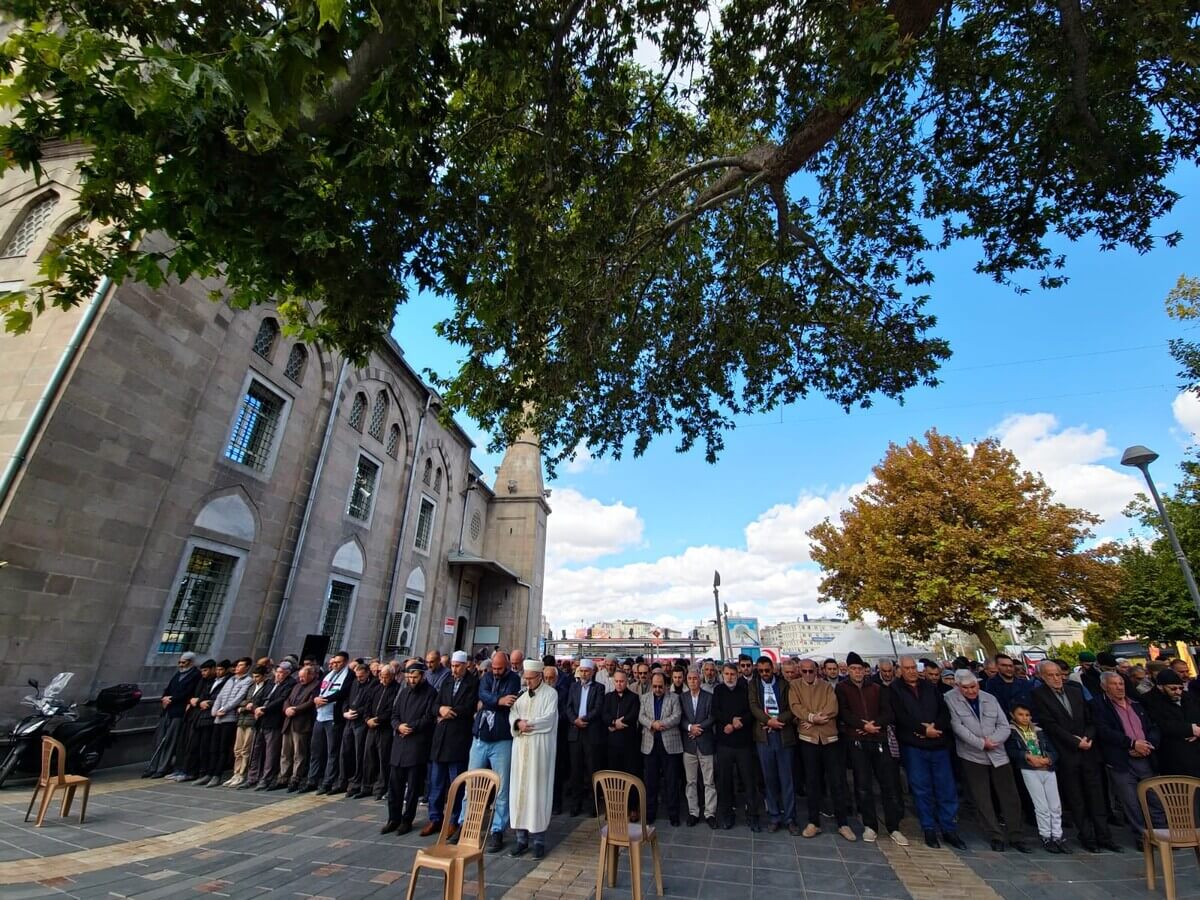 Kayseri'de Gıyabi Cenaze Namazına Yüzlerce Kişi Katıldı! (1)