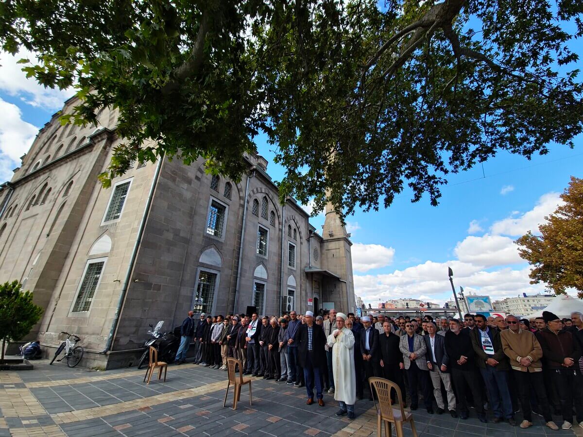 Kayseri'de Gıyabi Cenaze Namazına Yüzlerce Kişi Katıldı! (3)