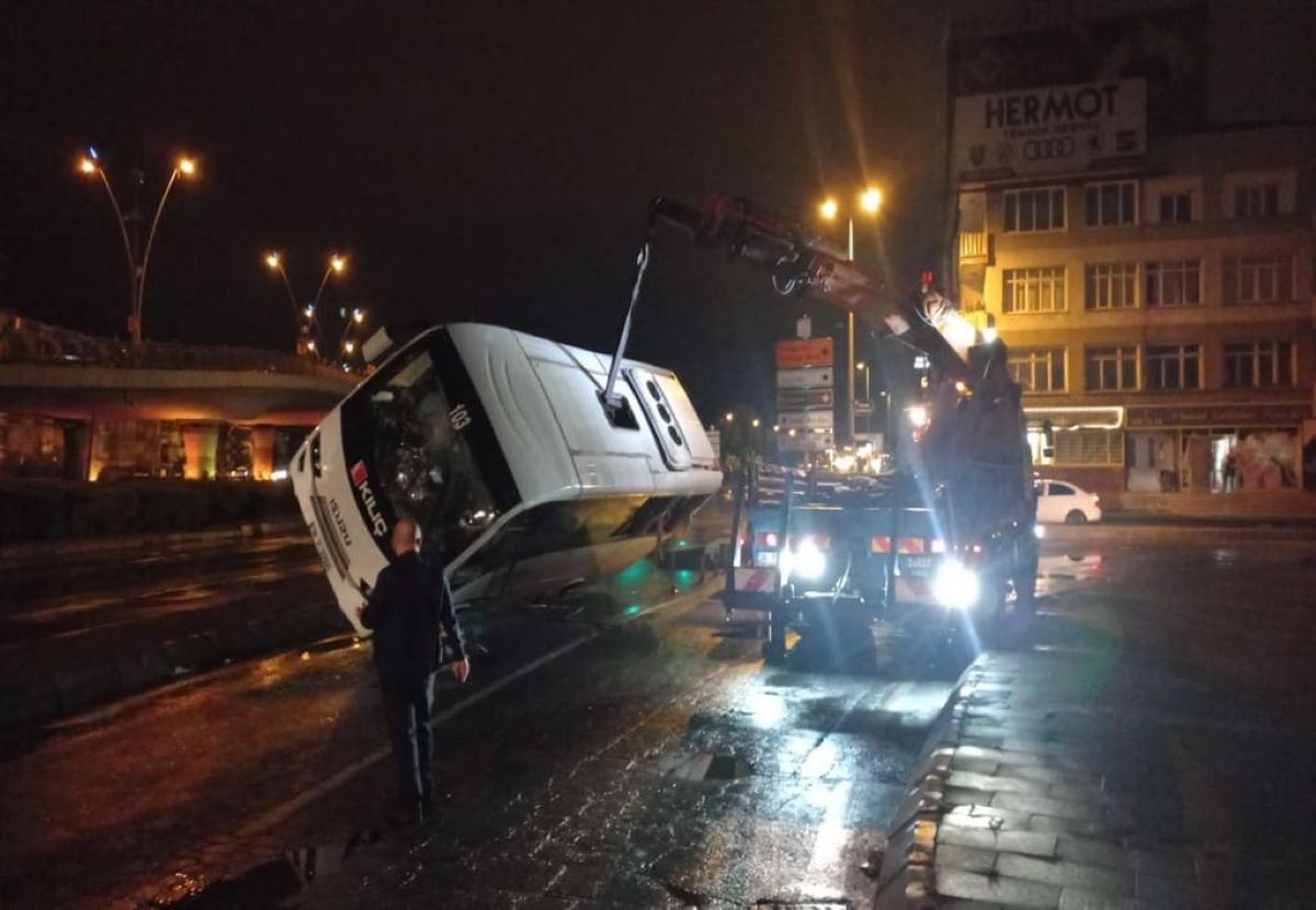 Kayseri’de İşçi Servisi Devrildi Çok Sayıda Yaralı Var! 3