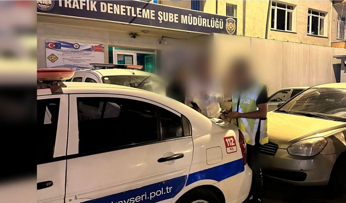 Kayseri'de Lüks Otomobil Sürücüsü O Anları Paylaşınca Yakayı Ele Verdi! (1)