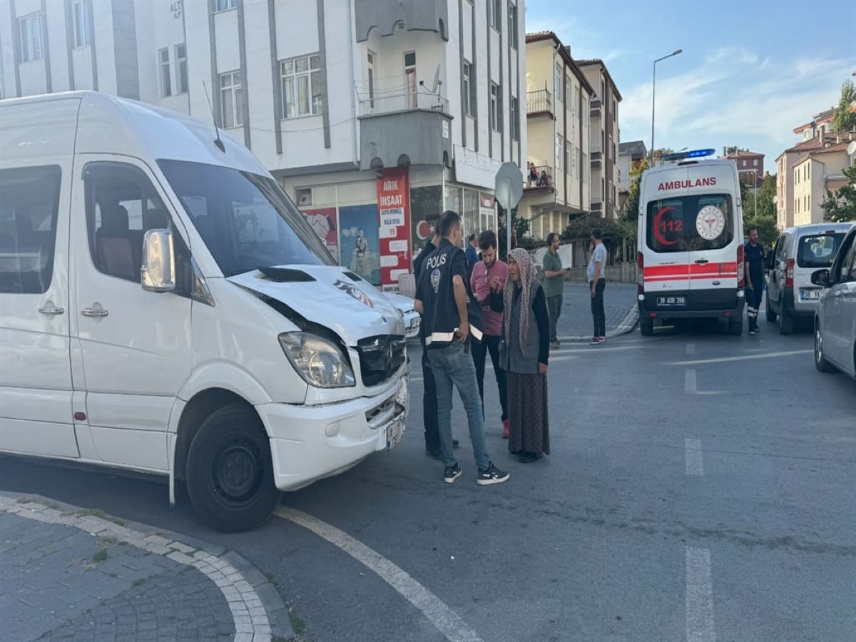 Kayseri’de Öğrenci Servisi Ile Otomobil Çarpıştı Çok Sayıda Yaralı Var 1