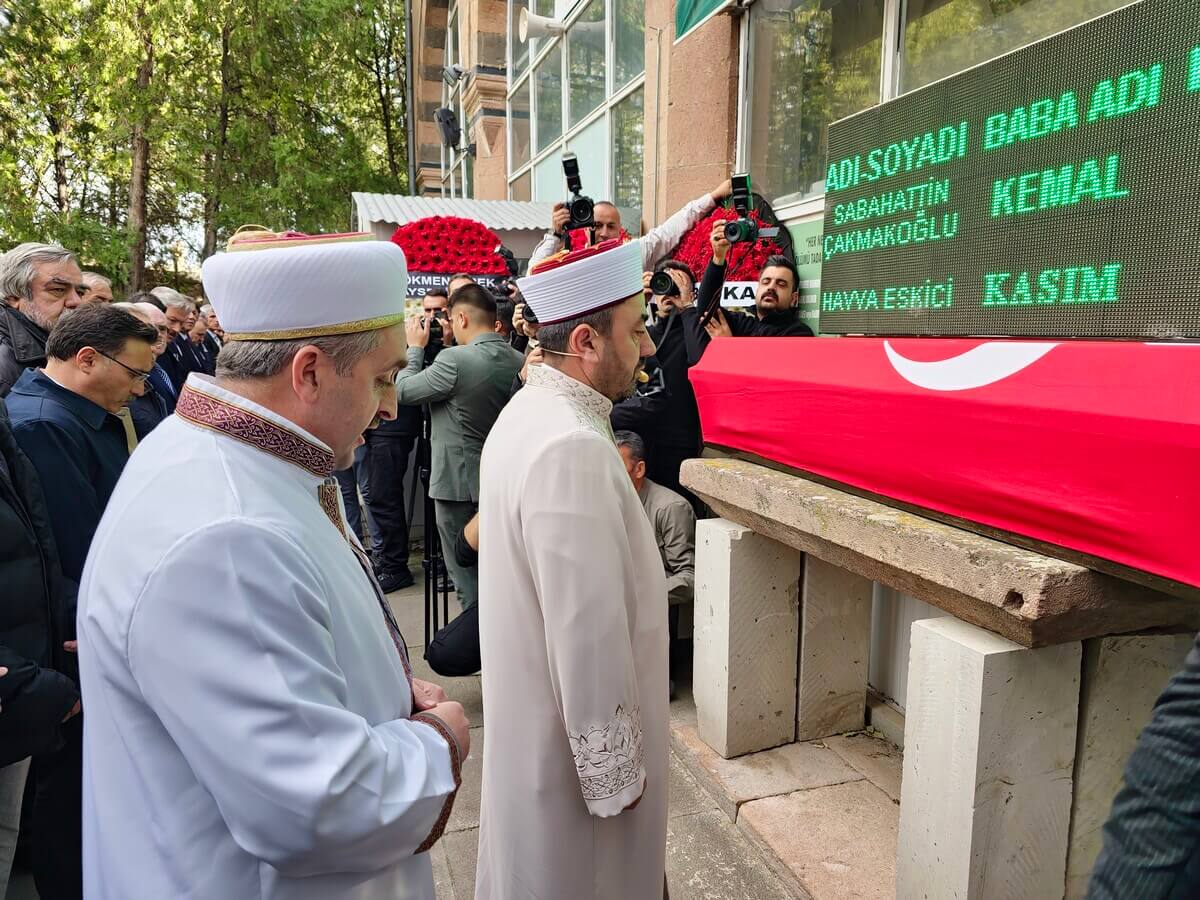 Kayserili Eski Bakan Sabahattin Çakmakoğlu Gözyaşları Içinde Toprağa Verildi! (1)