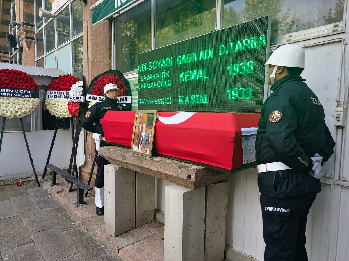 Kayserili Eski Bakan Sabahattin Çakmakoğlu Gözyaşları Içinde Toprağa Verildi! (2)