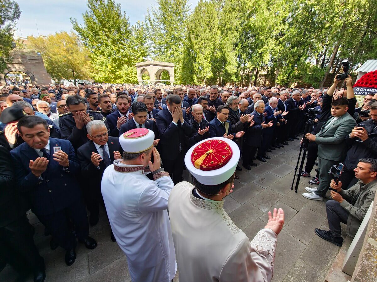 Kayserili Eski Bakan Sabahattin Çakmakoğlu Gözyaşları Içinde Toprağa Verildi! (4)