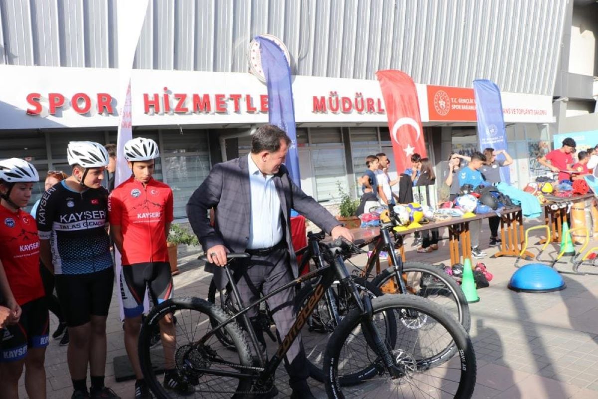 Kayserili Sporculara Malzeme Desteği 1
