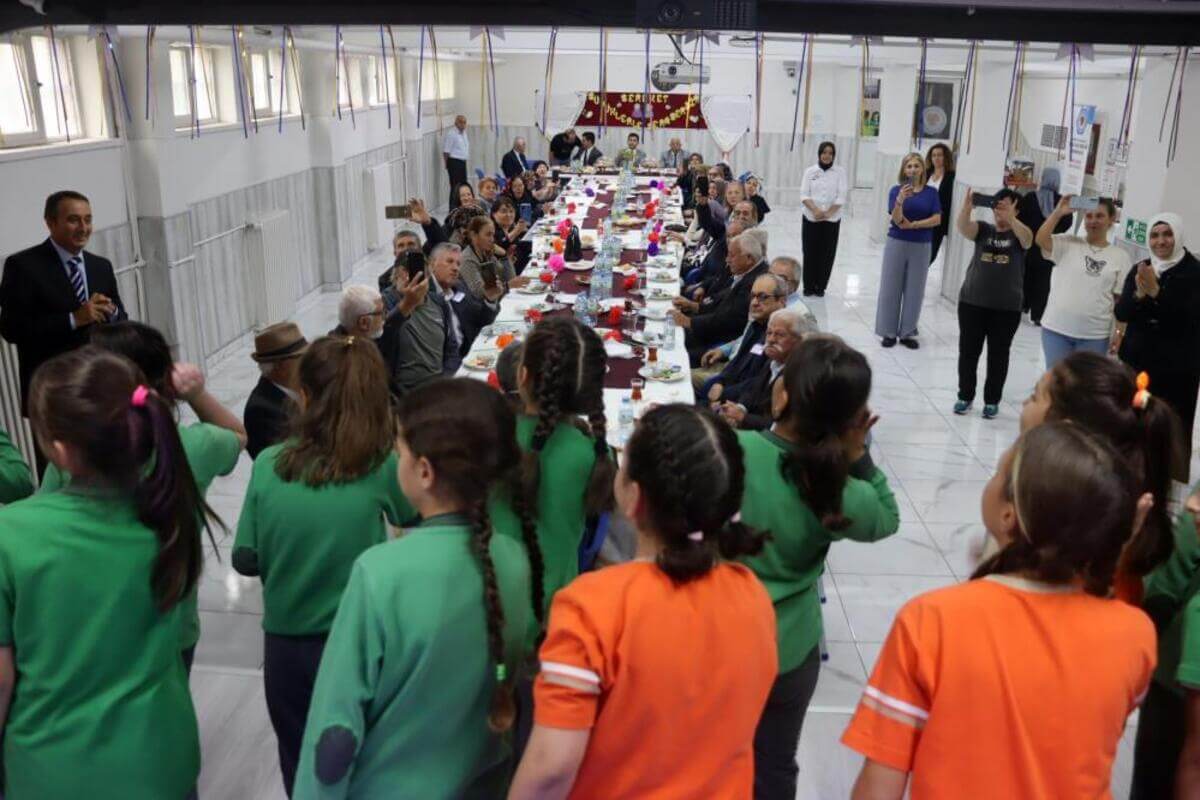 Kayseri’nin Koca Çınarları Minik Öğrencilerle Buluştu! (1)