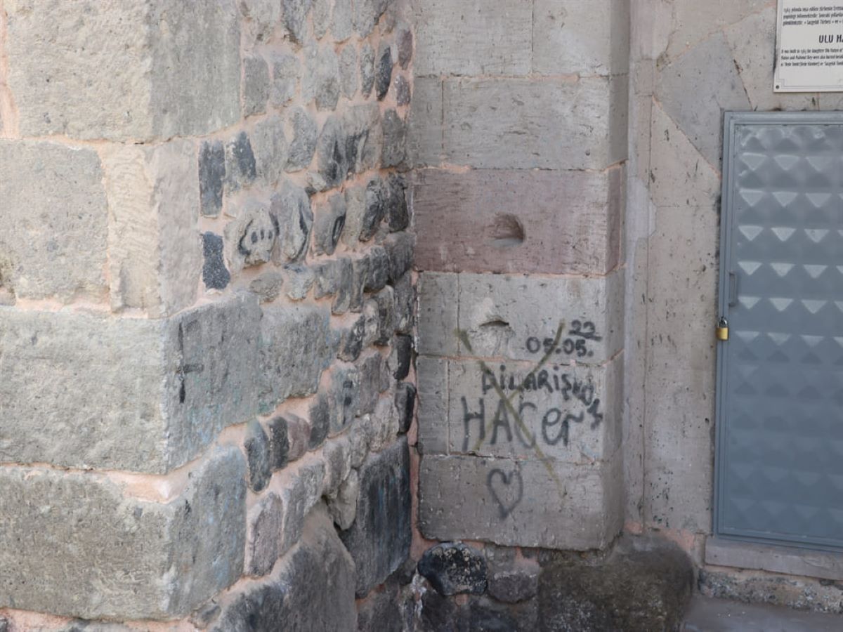 Kayseri’nin Tarihi Değerlerine Büyük Saygısızlık Boyalarla Zarar Verdiler 2