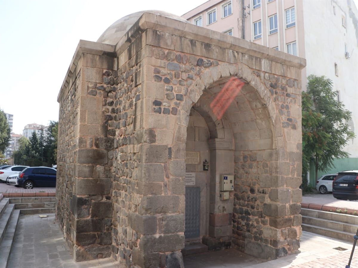 Kayseri’nin Tarihi Değerlerine Büyük Saygısızlık Boyalarla Zarar Verdiler 3