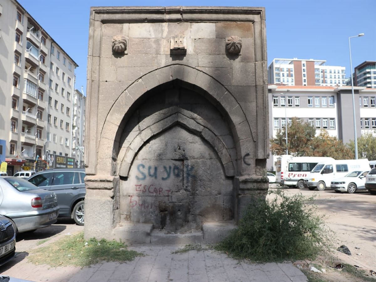 Kayseri’nin Tarihi Değerlerine Büyük Saygısızlık Boyalarla Zarar Verdiler 4