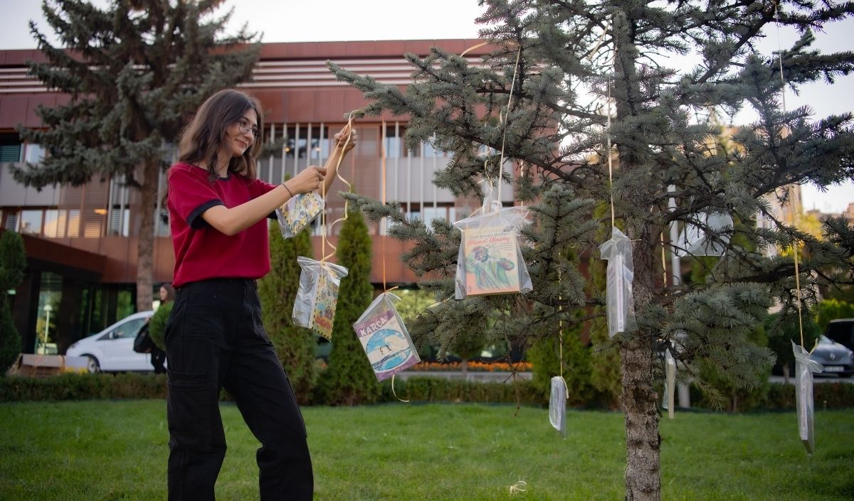 Kitap Asan Kız