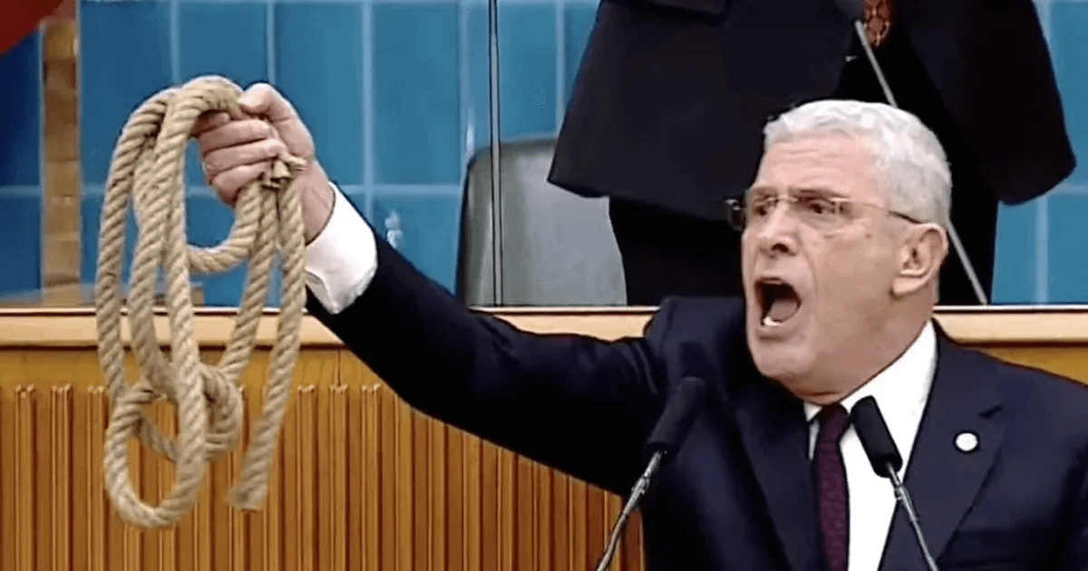 Müsavat Dervişoğlu bu defa ona urgan atmadı, elini uzattı! Bahçeli’yle şaşırtan karşılaşma!