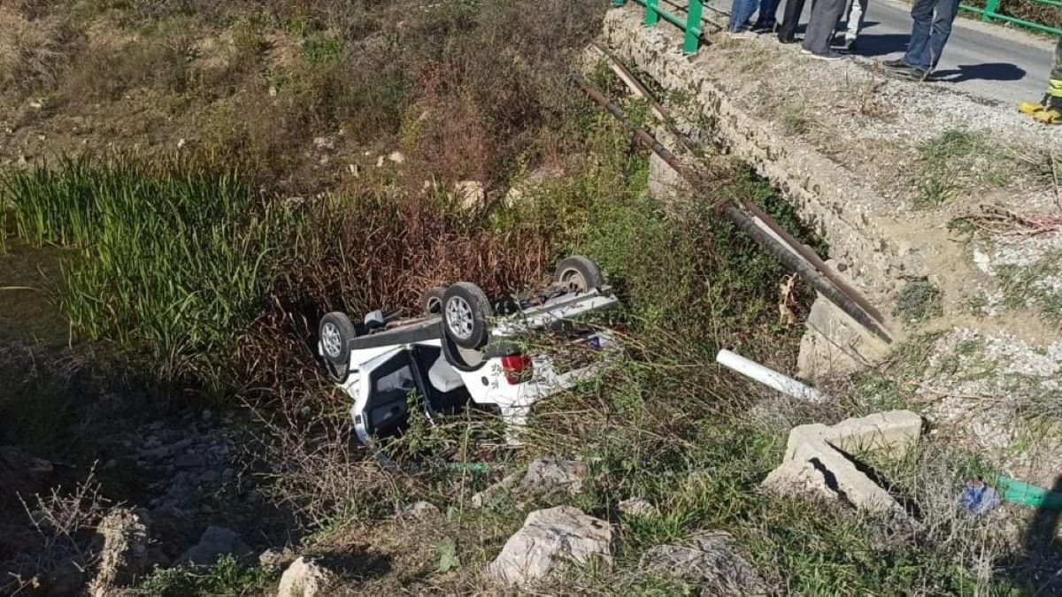 Otomobil Sulama Kanalına Uçtu Yaralılar Var 1