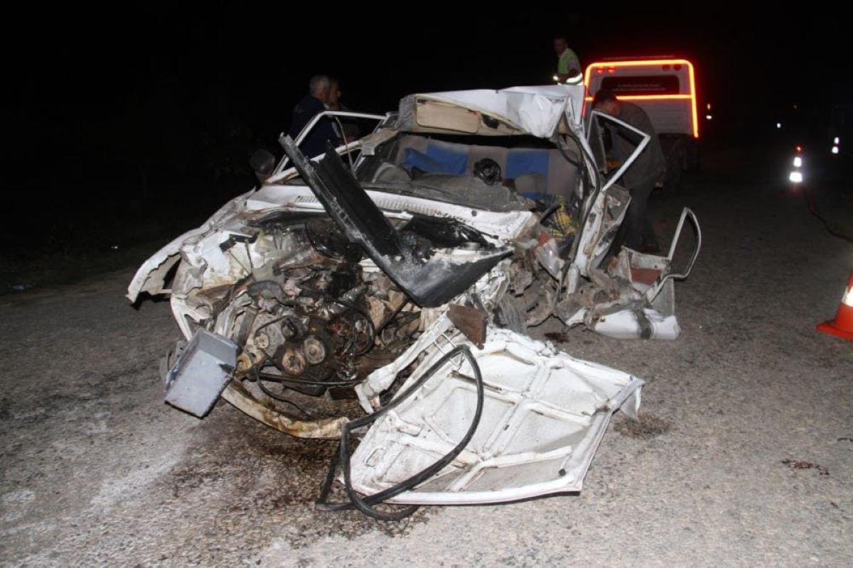 Otomobiller Çarpışan Traktör Ikiye Bölündü Ölü Ve Yaralı Var 1