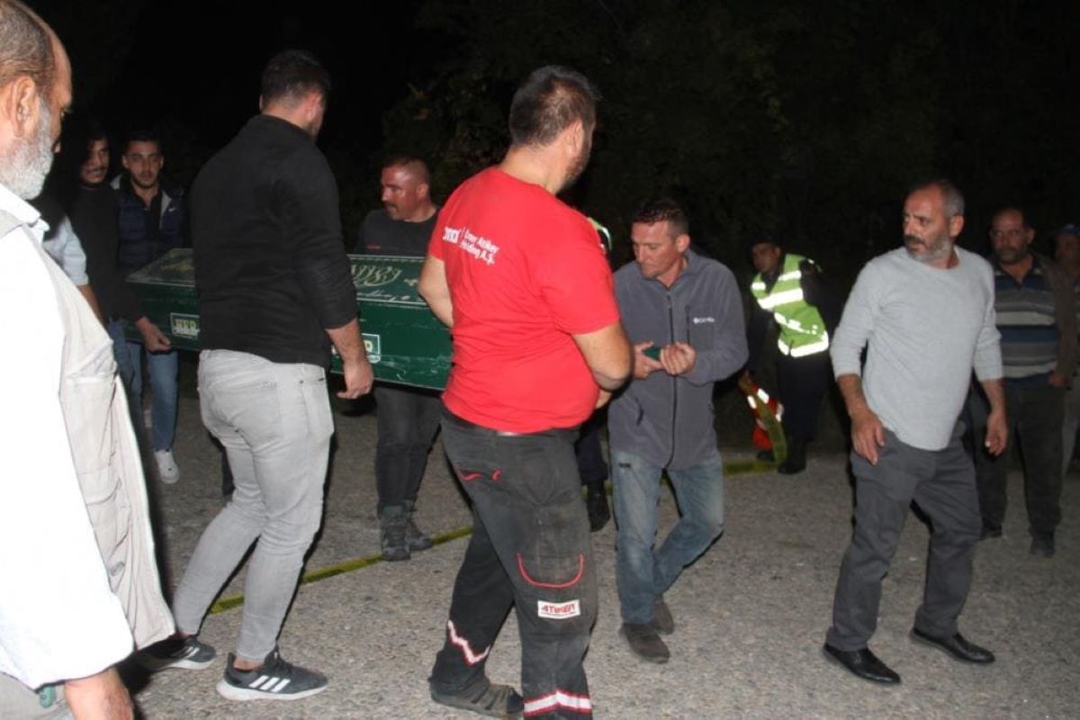 Otomobiller Çarpışan Traktör Ikiye Bölündü Ölü Ve Yaralı Var 4