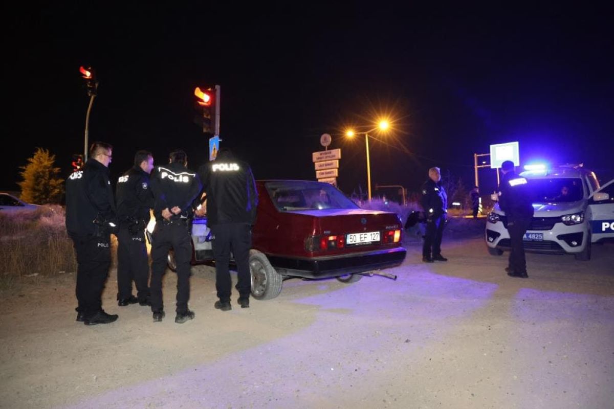 Polisler Aracı Bırakıp Kaçan Alkollü Sürücüyü Bakın Neyle Aradı 3