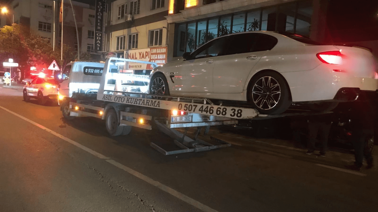 Kayseri’de o sürücü trafiği bıraktı, liselilere tehlike saçtı!