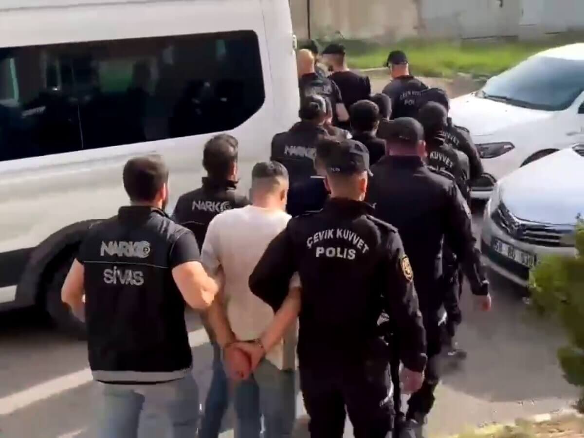 Sivas'ta Akıl Almaz Olay! 5 Milyon Tl Değerinde Kağıda Emdirilmiş Uyuşturucu Ele Geçirildi 11 Gözaltı (1)