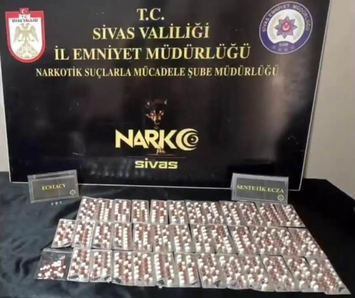 Sivas'ta Akıl Almaz Olay! 5 Milyon Tl Değerinde Kağıda Emdirilmiş Uyuşturucu Ele Geçirildi 11 Gözaltı (2)
