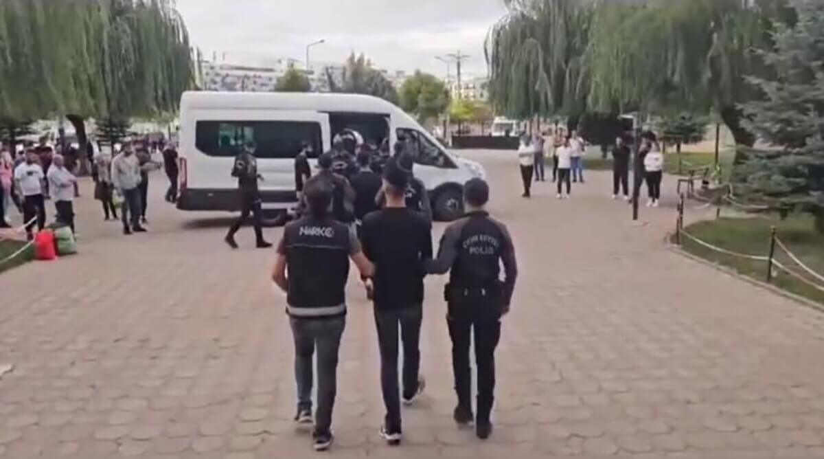 Sivas'ta Akıl Almaz Olay! 5 Milyon Tl Değerinde Kağıda Emdirilmiş Uyuşturucu Ele Geçirildi 11 Gözaltı (3)