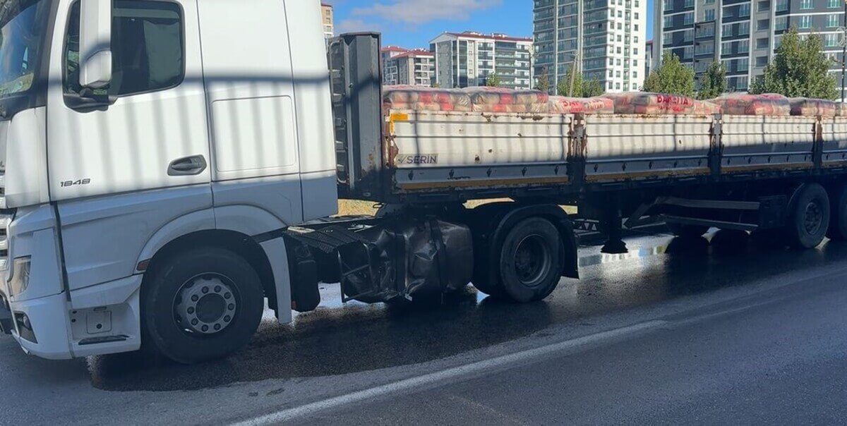 Tıra Çarpan Lüks Araç Hurdaya Döndü! 2 Yaralı (2)