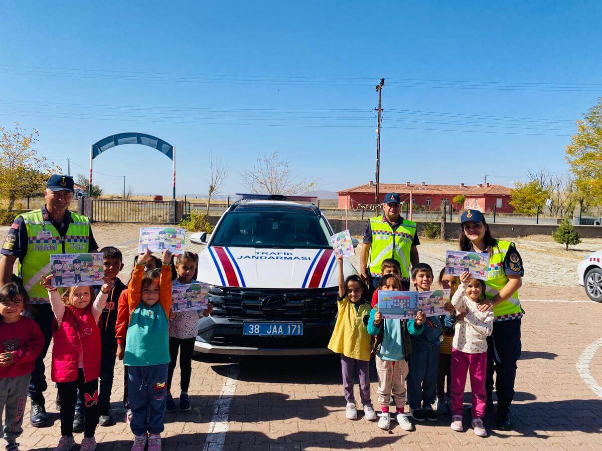 Tomarza’da Jandarma Ekipleri Minik Öğrencilere Trafik Eğitimi Verdi (4)
