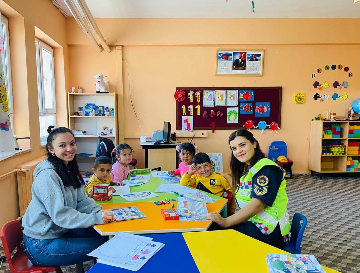 Tomarza’da Jandarma Ekipleri Minik Öğrencilere Trafik Eğitimi Verdi (5)