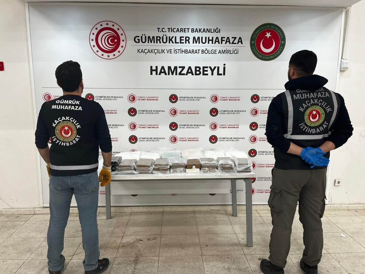 Yakın Takibe Alınan Araçta, 103 Milyon Lira Değerinde Uyuşturucu Madde Ele Geçirdi! (1)