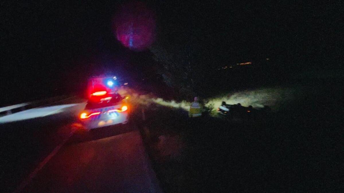 Yoldan Çıkan Araç Şarampole Uçtu 1'I Ağır 2 Yaralı (1)