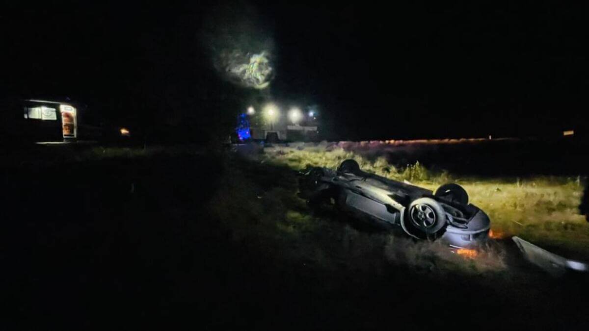 Yoldan Çıkan Araç Şarampole Uçtu 1'I Ağır 2 Yaralı (2)