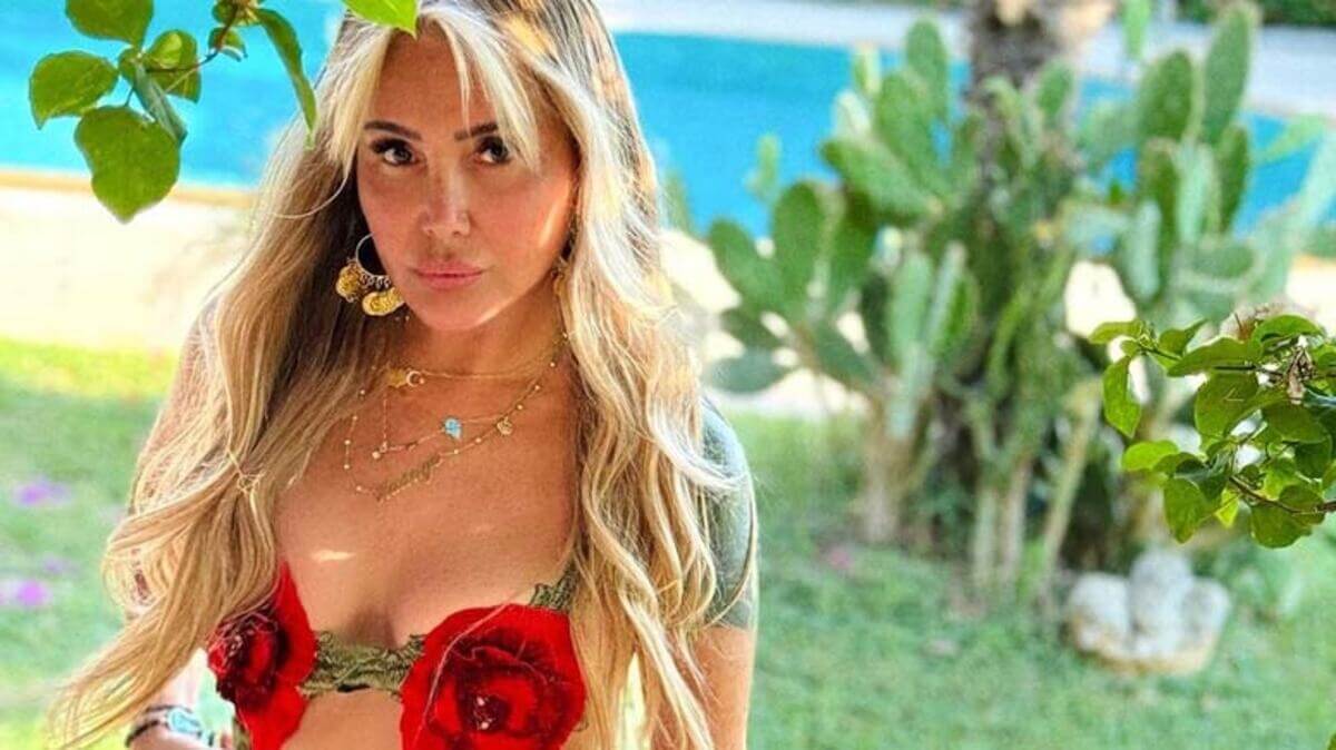 61 yaşındaki sanatçı tarzıyla dillere düştü! ‘Giyinmeyi unutmuş’ dedirtti!