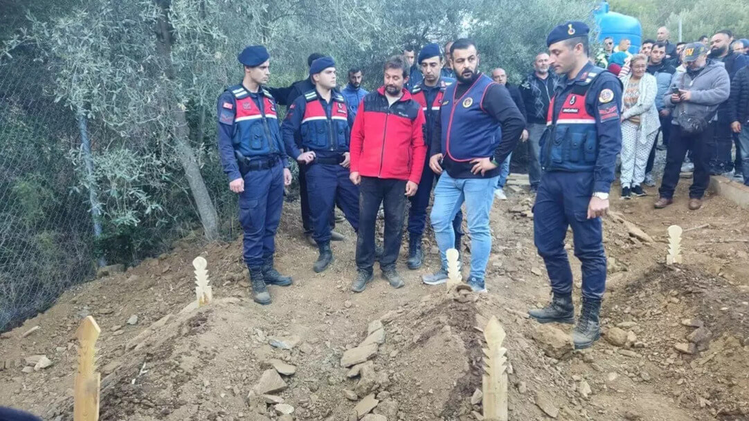 Çocuklarının cenazesine kelepçeli getirildi! Televizyondan gören Bakan Tunç devreye girdi!
