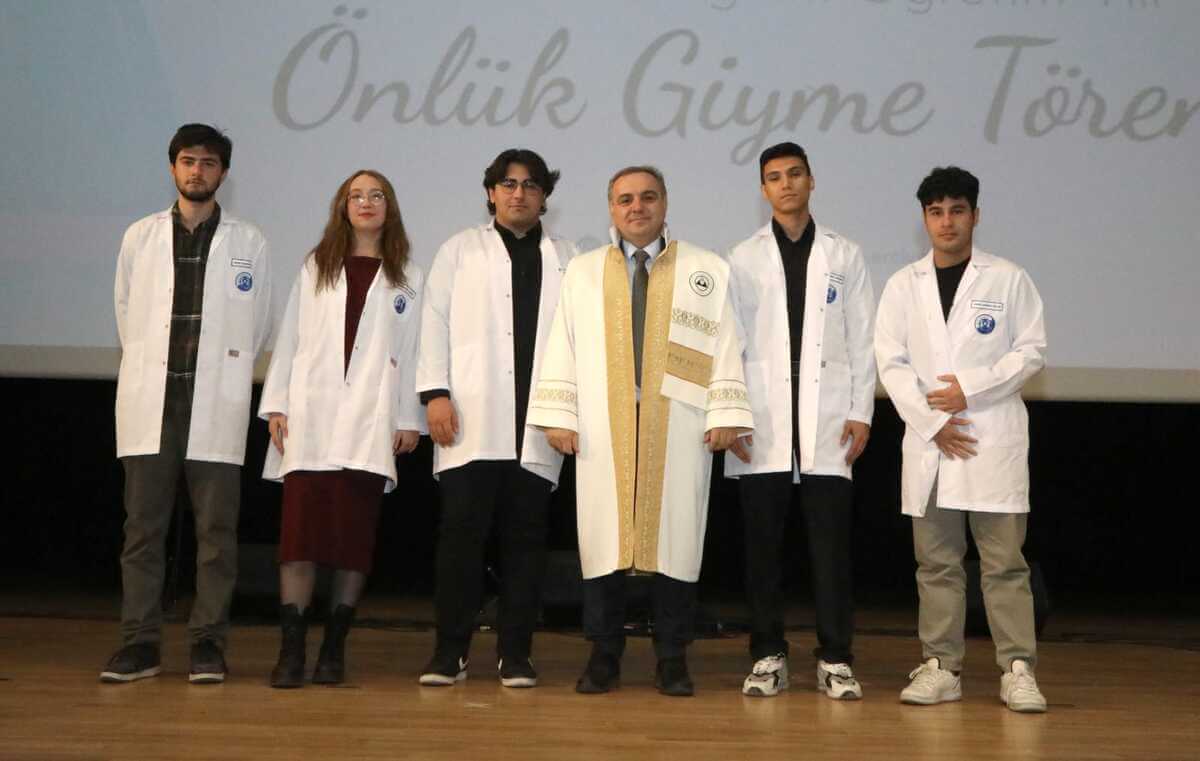 Erü’de büyük tören: Herkes beyaz önlük giydi!