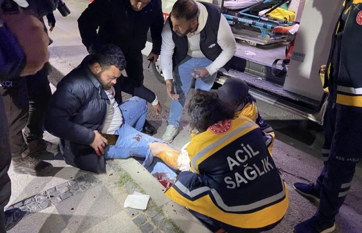 3 Kişi Bıçaklandı Şüphelileri Kovalamaca Sonucu Biber Gazıyla Etkisiz Hale Getirildi! 3